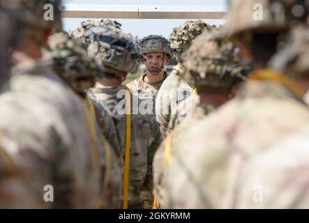 Esercito degli Stati Uniti Sgt. 1° Classe Andrew Rebel, un Jumpmaster assegnato al 1° Squadron, 91st Cavalry Regiment, 173rd Airborne Brigade (Airborne) esamina le procedure di salto con i suoi soldati durante Agile Spirit 21 presso Vaziani Training Area, Georgia, 31 luglio 2021. Agile Spirit 2021 è un'esercitazione congiunta e multinazionale condotta dalle forze di difesa georgiane e dall'Esercito degli Stati Uniti, Europa e Africa. Che si verificano dal 26 luglio al 6 agosto 2021, l'esercizio a livello di brigata incorpora un simulato comando post esercizio, esercizio di formazione sul campo e misto a livello di battaglione multinazionale armi Live-Firs. Spirito agile Foto Stock