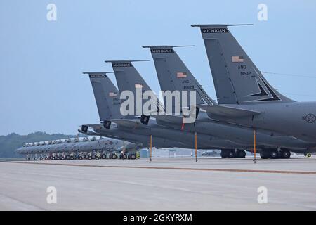 KC-135 Stratotankers e A-10 Thunderbolt II della 127th Wing, Selfridge Air National Guard base, Michigan, sono arrivati all'Alpena Combat Readiness Training Center, Alpena, Michigan, per l'esercizio di preparazione Spartan. Tenuto presso il CRTC di Alpena, Exercise Spartan è un esercizio di due settimane destinato a dimostrare la capacità della 127a ala di operare in un ambiente conteso, degradato e operazionalmente limitato, contro un avversario vicino-peer. Foto Stock