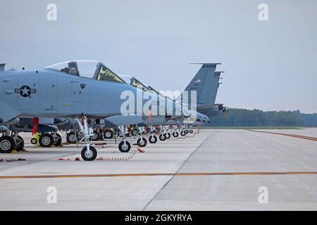 KC-135 Stratotankers e A-10 Thunderbolt II della 127th Wing, Selfridge Air National Guard base, Michigan, sono arrivati all'Alpena Combat Readiness Training Center, Alpena, Michigan, per l'esercizio di preparazione Spartan. Tenuto presso il CRTC di Alpena, Exercise Spartan è un esercizio di due settimane destinato a dimostrare la capacità della 127a ala di operare in un ambiente conteso, degradato e operazionalmente limitato, contro un avversario vicino-peer. Foto Stock