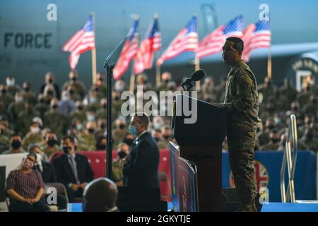 Troy Pananon, 100esimo comandante dell'Ala di rifornimento dell'aria, dà le osservazioni di apertura ai membri dell'area di tri-base alla Royal Air Force Mildenhall, Regno Unito, 9 giugno 2021. Le osservazioni di Pananon sono state un’introduzione al presidente Joe Biden, che si è fermato alla RAF Mildenhall durante il suo primo viaggio all’estero da quando è stato eletto presidente. Foto Stock