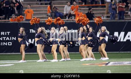 11 settembre 2021 - i Beaver cheerleaders si esibiscono durante una partita tra i Oregon state Beavers e i Hawaii Rainbow Warriors al Reser Stadium di Corvallis, O - Michael Sullivan/CSM Foto Stock