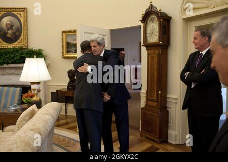 Il Presidente Barack Obama abbraccia il Sen. John Kerry (D-ma), che di recente è tornato dall'Afghanistan, prima della loro riunione nell'Ufficio ovale, 21 ottobre 2009. (Foto ufficiale della Casa Bianca di Pete Souza) questa fotografia ufficiale della Casa Bianca è resa disponibile solo per la pubblicazione da parte delle organizzazioni di notizie e/o per uso personale la stampa dal soggetto(i) della fotografia. La fotografia non può essere manipolata in alcun modo e non può essere utilizzata in materiali commerciali o politici, pubblicità, e-mail, prodotti, promozioni che in alcun modo suggeriscono l'approvazione o l'approvazione del presidente, la prima Fami Foto Stock