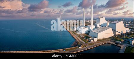Vista aerea della centrale elettrica ECO ESG verde. Foto Stock