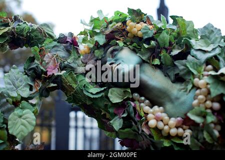 Un performer vestito come un albero di vite si muove intorno al North Grounds della Casa Bianca che accoglie gli ospiti durante i festeggiamenti di Halloween, il 31 ottobre 2009. (Foto ufficiale della Casa Bianca di Pete Souza) (Foto ufficiale della Casa Bianca di Pete Souza) questa fotografia ufficiale della Casa Bianca è resa disponibile solo per la pubblicazione da parte delle organizzazioni di notizie e/o per uso personale stampa dal soggetto(i) della fotografia. La fotografia non può essere manipolata in alcun modo e non può essere utilizzata in materiali commerciali o politici, pubblicità, e-mail, prodotti, promozioni che in alcun modo suggerisce l'approvazione o Foto Stock