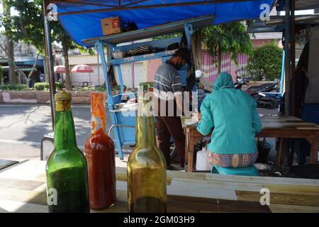 Salsa di soia indonesiana in verruca con sfondo naturale Foto Stock