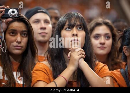 I membri del pubblico ascoltano come il presidente Barack Obama fa le osservazioni sull'istruzione superiore e l'economia all'università del Texas ad Austin, Texas, 9 agosto 2010. (Foto ufficiale della Casa Bianca di Pete Souza)questa fotografia ufficiale della Casa Bianca è resa disponibile solo per la pubblicazione da parte delle organizzazioni di notizie e/o per uso personale per la stampa da parte del soggetto(i) della fotografia. La fotografia non può essere manipolata in alcun modo e non può essere utilizzata in materiali commerciali o politici, pubblicità, e-mail, prodotti, promozioni che in alcun modo suggeriscono l'approvazione o l'approvazione del preside Foto Stock