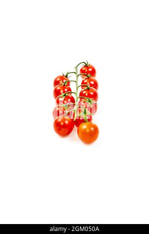 mazzo di pomodori ciliegini rossi maturi su sfondo bianco Foto Stock