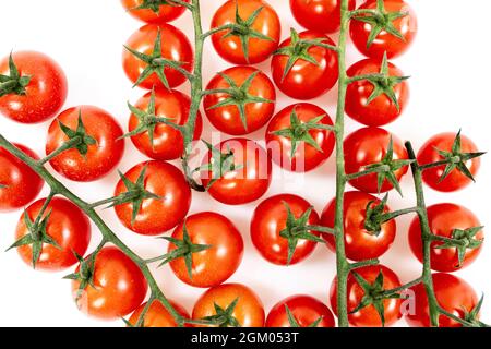 immagine dall'alto di rami di pomodori ciliegini maturi pronti per la vendita sul mercato. Per fare insalate o accompagnare su pizze. Foto Stock