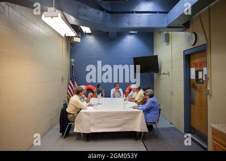 Presidente Barack Obama, First Lady Michelle Obama, Florida Gov. Il segretario di Charlie Crist e della Marina Ray Mabus tiene una tavola rotonda con i proprietari di affari ed i funzionari all'ufficio del distretto della Guardia Costiera degli Stati Uniti a Panama City, Fl., sabato, 14 agosto 2010. (Foto ufficiale della Casa Bianca di Pete Souza)questa fotografia ufficiale della Casa Bianca è resa disponibile solo per la pubblicazione da parte delle organizzazioni di notizie e/o per uso personale per la stampa da parte del soggetto(i) della fotografia. La fotografia non può essere manipolata in alcun modo e non può essere utilizzata in materiale commerciale o politico, pubblicizzare Foto Stock