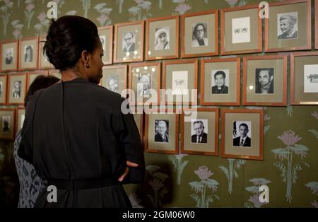 First Lady Michelle Obama guarda le foto dei precedenti premi Nobel al Norwegian Nobel Institute di Oslo, Norvegia, 10 dicembre 2009. (Foto ufficiale della Casa Bianca di Pete Souza) questa fotografia ufficiale della Casa Bianca è resa disponibile solo per la pubblicazione da parte delle organizzazioni di notizie e/o per uso personale la stampa dal soggetto(i) della fotografia. La fotografia non può essere manipolata in alcun modo e non può essere utilizzata in materiali commerciali o politici, pubblicità, e-mail, prodotti, promozioni che in alcun modo suggeriscono l'approvazione o l'approvazione del presidente, della prima famiglia, o Th Foto Stock