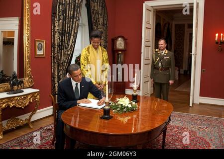 Il presidente Barack Obama e la prima signora Michelle Obama firmano il libro degli ospiti al Palazzo reale di Slottet di Norvegia a Oslo, Norvegia, 10 dicembre 2009. (Foto ufficiale della Casa Bianca di Pete Souza) questa fotografia ufficiale della Casa Bianca è resa disponibile solo per la pubblicazione da parte delle organizzazioni di notizie e/o per uso personale la stampa dal soggetto(i) della fotografia. La fotografia non può essere manipolata in alcun modo e non può essere utilizzata in materiali commerciali o politici, pubblicità, e-mail, prodotti, promozioni che in alcun modo suggerisca l'approvazione o l'approvazione del presidente, della prima famiglia o del Foto Stock