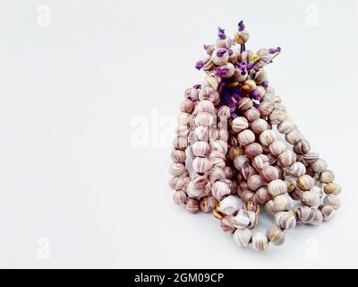 Braccialetto in legno su fondo bianco isolato Foto Stock