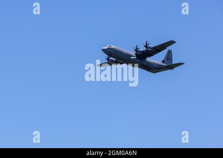 Una Royal Canadian Air Force CC-130J Hercules vola su una base dell'Aeronautica Colombiana prima di un airdrop come parte dell'esercizio Ángel de los Andes 2 settembre 2021. Ángel de los Andes/Cooperación VII 2021 è un'azione di assistenza umanitaria e di risposta alle catastrofi a più livello nazionale per costruire un partenariato, un'interoperabilità e una cooperazione regionale tra le forze militari dell'emisfero occidentale, in modo da poter lavorare rapidamente insieme per salvare vite umane durante una crisi. (STATI UNITI Air Force foto di Major Stephanie Schonberger) Foto Stock