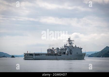 Il molo anfibio nave di sbarco USS Germantown (LSD 42) parte Commander, Fleet Activities Sasebo, Giappone (CFAS) 15 settembre 2021. Germantown partì da San Diego il 5 gennaio 2011 e ritornerà al porto di casa dopo un decennio di servizio come nave a disposizione presso la CFAS nella 7th Fleet statunitense. (STATI UNITI Foto Navy di Mass Communication Specialist 1a classe Jeremy Graham) Foto Stock