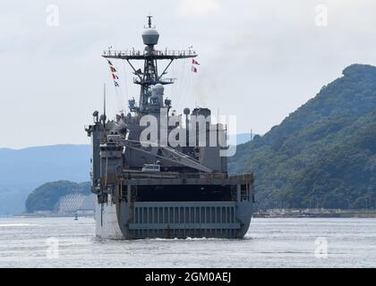 Il molo anfibio nave di sbarco USS Germantown (LSD 42) parte Commander, Fleet Activities Sasebo, Giappone (CFAS) 15 settembre 2021. Germantown sposterà i porti di casa da Sasebo a San Diego dopo aver servito come nave in avanti-dispiegò nella flotta degli Stati Uniti 7 da gennaio 2011. (STATI UNITI Foto Navy di Mass Communication Specialist terza classe Jasmine Ikusebiala) Foto Stock