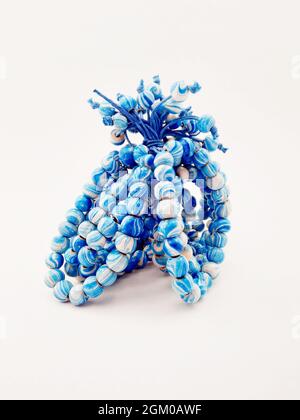 Braccialetto in legno su fondo bianco isolato Foto Stock