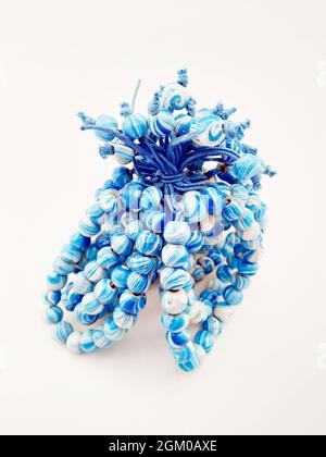 Braccialetto in legno su fondo bianco isolato Foto Stock