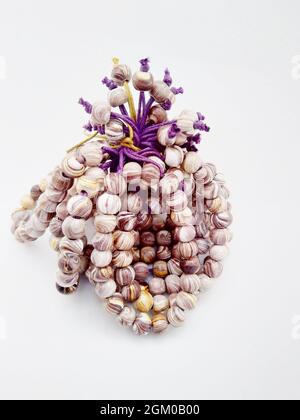 Braccialetto in legno su fondo bianco isolato Foto Stock