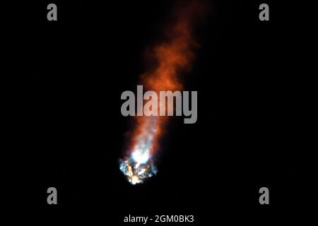 Kennedy Space Center, Florida, USA. 15 settembre 2021. Kennedy Space Center, Stati Uniti. 15 settembre 2021. Un razzo SpaceX Falcon 9 lancia un veicolo spaziale Crew Dragon sulla missione Inspiration4 alle 20:02 dal complesso 39A al Kennedy Space Center, Florida, mercoledì 15 settembre 2021. Inspiration 4 è la prima missione nella storia ad ospitare quattro civili per un viaggio di tre giorni nello spazio. Inspiration4 è stato creato da Jared Isaacman per raccogliere fondi per il St Jude Children's Research Hospital. Foto di Joe Marino/UPI Credit: UPI/Alamy Live News Foto Stock