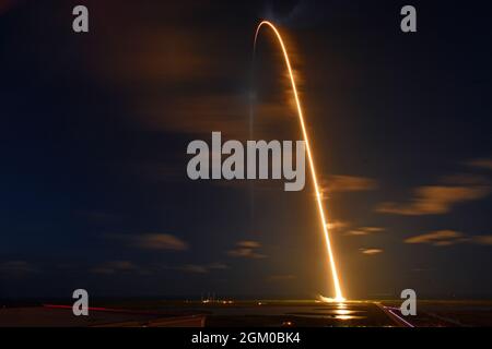 Kennedy Space Center, Florida, USA. 15 settembre 2021. Kennedy Space Center, Stati Uniti. 15 settembre 2021. L'esposizione temporizzata come razzo SpaceX Falcon 9 lancia una navicella spaziale Crew Dragon sulla missione Inspiration4 alle 20:02 dal complesso 39A al Kennedy Space Center, Florida, mercoledì 15 settembre 2021. Inspiration 4 è la prima missione nella storia ad ospitare quattro civili per un viaggio di tre giorni nello spazio. Inspiration4 è stato creato da Jared Isaacman per raccogliere fondi per il St Jude Children's Research Hospital. Foto di Joe Marino/UPI Credit: UPI/Alamy Live News Foto Stock