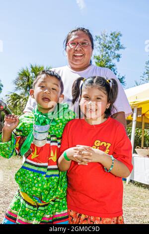 Florida Big Cypress Seminole Indian Reservation, Billie Swamp Safari Shootout nativi Indiani bambini madre famiglia bambini indossare abiti tradizionali Foto Stock