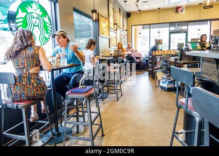 Palm Beach Gardens Florida, Starbucks Coffee café interno, clienti uomo uomini maschio donna donna donna donna coppia Foto Stock