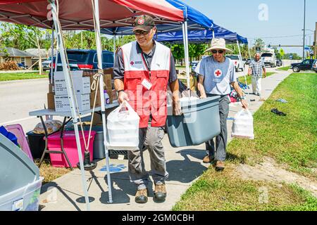 Bonita Springs Florida,Hurricane Irma,disaster recovery soccorsi donazioni punto di distribuzione,Red Cross Disaster Soccorso volontario ispanico Foto Stock