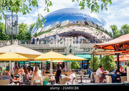 Chicago Illinois, Millennium Park, Park Grill, ristorante che serve tavoli all'aperto con ombrelloni, Cloud Gate l'artista dei fagioli Anish Kapoor Reflection Foto Stock