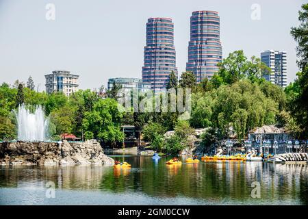 Città del Messico, parco forestale Polanco Bosque de Chapultepec, lago di barche a pale fontana Residencial del Bosque torri Torres Gemelas Foto Stock