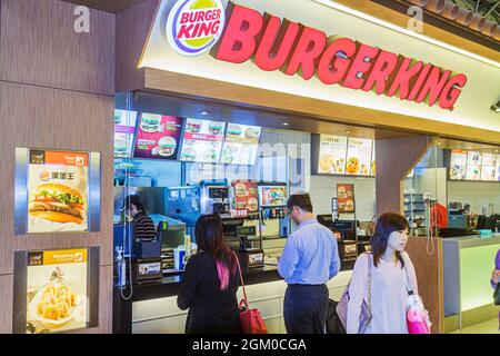 Repubblica di Cina, Taiwan, Taipei Taoyuan International Airport terminal, gate Burger King fast food clienti banco ristorante Foto Stock