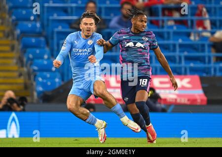 Jack Grealish #10 di Manchester City è scortato da Christopher Nkunku di RB Leipzig in , il 15/2021. (Foto di Craig Thomas/News Images/Sipa USA) Foto Stock