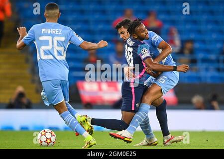 Christopher Nkunku di RB Leipzig è scopato da Rodri #16 di Manchester City Foto Stock