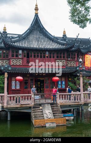 I visitatori di una casa da tè all'interno dello storico Bazaar Yuyuan o dei Giardini Yu a Shanghai, Cina Foto Stock