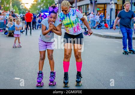 Una donna insegna una giovane ragazza a rollerskate durante Roll Mobile, 10 settembre 2021, in Mobile, Alabama. La notte di skate si svolge mensilmente. Foto Stock