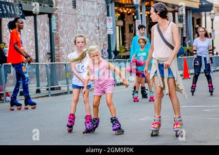 Una ragazza grimaces come lei impara come inline skate durante Roll Mobile, 10 settembre 2021, in Mobile, Alabama. La notte di skate si svolge mensilmente. Foto Stock