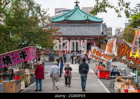 Si avvicina il tempio buddista di Bentendo a Ueno Park, Tokyo, Giappone Foto Stock