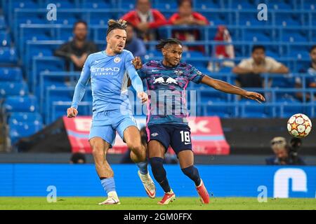 Jack Grealish #10 di Manchester City è scortato da Christopher Nkunku di RB Leipzig in, il 15/2021. (Foto di Craig Thomas/News Images/Sipa USA) Credit: Sipa USA/Alamy Live News Foto Stock