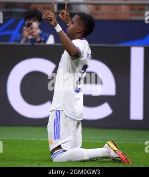 Milano, Italia. 15 settembre 2021. Rodrygo di Real Madrid celebra il suo obiettivo durante la partita del gruppo D della UEFA Champions League tra FC Inter e Real Madrid a Milano, 15 settembre 2021. Credit: Alberto Lingria/Xinhua/Alamy Live News Foto Stock