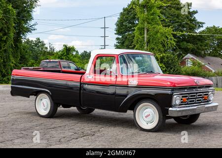 Un classico camion da 100 F-1964 nero e rosso della Ford in mostra ad un'esposizione dell'automobile a Fort Wayne, Indiana, Stati Uniti. Foto Stock