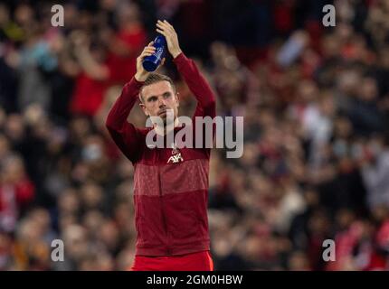 Liverpool. 16 settembre 2021. Il capitano di Liverpool Jordan Henderson applaude i sostenitori della partita UEFA Champions League Group B tra Liverpool e AC Milan ad Anfield, Liverpool, Gran Bretagna, il 15 settembre 2021. Credit: Xinhua/Alamy Live News Foto Stock