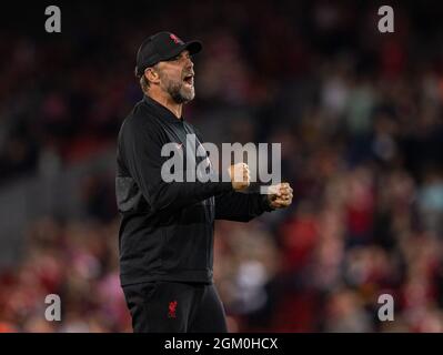 Liverpool. 16 settembre 2021. Il manager di Liverpool J¨¹rgen Klopp festeggia di fronte ai tifosi dopo la partita UEFA Champions League Group B tra Liverpool e AC Milan ad Anfield, Liverpool, Gran Bretagna, il 15 settembre 2021. Credit: Xinhua/Alamy Live News Foto Stock