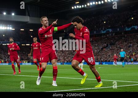 Liverpool. 16 settembre 2021. Il Trent Alexander-Arnold (R) di Liverpool celebra il primo goal durante la partita UEFA Champions League Group B tra Liverpool e AC Milan ad Anfield, Liverpool, in Gran Bretagna, il 15 settembre 2021. Credit: Xinhua/Alamy Live News Foto Stock