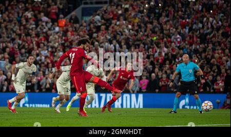 Liverpool. 16 settembre 2021. Mohamed Salah (Front) di Liverpool perde un calcio di punizione durante la partita UEFA Champions League Group B tra Liverpool e AC Milan ad Anfield, Liverpool, Gran Bretagna, il 15 settembre 2021. Credit: Xinhua/Alamy Live News Foto Stock