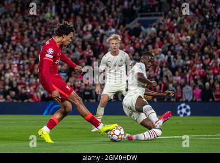 Liverpool. 16 settembre 2021. Il Trent Alexander-Arnold (L) di Liverpool spara al traguardo durante la partita UEFA Champions League Group B tra Liverpool e AC Milan ad Anfield, Liverpool, Gran Bretagna, il 15 settembre 2021. Credit: Xinhua/Alamy Live News Foto Stock