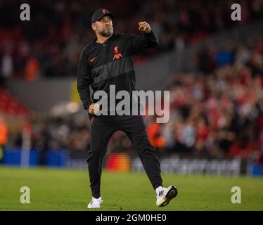 Liverpool. 16 settembre 2021. Il manager di Liverpool, Jurgen Klopp, festeggia davanti ai tifosi dopo la partita UEFA Champions League Group B tra Liverpool e AC Milan ad Anfield, Liverpool, Gran Bretagna, il 15 settembre 2021. Credit: Xinhua/Alamy Live News Foto Stock