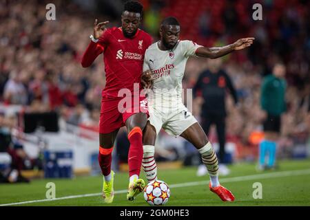 Liverpool. 16 settembre 2021. Il Divock origi di Liverpool (L) è sfidato da Figayo Tomori di AC Milan durante la partita UEFA Champions League Group B tra Liverpool e AC Milan ad Anfield, Liverpool, Gran Bretagna, il 15 settembre 2021. Credit: Xinhua/Alamy Live News Foto Stock