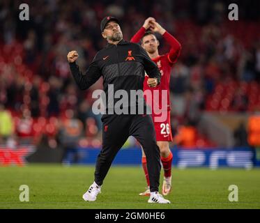 Liverpool. 16 settembre 2021. Il manager di Liverpool, Jurgen Klopp, festeggia davanti ai tifosi dopo la partita UEFA Champions League Group B tra Liverpool e AC Milan ad Anfield, Liverpool, Gran Bretagna, il 15 settembre 2021. Credit: Xinhua/Alamy Live News Foto Stock