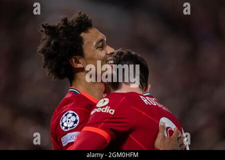 Liverpool. 16 settembre 2021. Il Trent Alexander-Arnold (L) di Liverpool celebra il primo goal durante la partita UEFA Champions League Group B tra Liverpool e AC Milan ad Anfield, Liverpool, in Gran Bretagna, il 15 settembre 2021. Credit: Xinhua/Alamy Live News Foto Stock