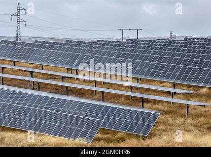 Ceclavon, Caceres, Spagna. 15 settembre 2021. L'impianto fotovoltaico della CeclavinÂ, costruito e gestito da Iberdrola con 850000 moduli e la potenza finale sarà di 328MW. Il governo spagnolo ha annunciato un'indagine contro la società energetica Iberdrola, a causa dello svuotamento improvviso di due serbatoi idroelettrici: Ricobayo (Zamora) e ValdecaÃ±AS (CÃceres), durante il picco del prezzo della produzione di energia. Iberdrola ha registrato una produzione di energia idroelettrica del 37.9% nel primo semestre dell'anno. Ora c'è un terzo caso possibile in corso di indagine, il secondo più grande Hydr spagnolo Foto Stock