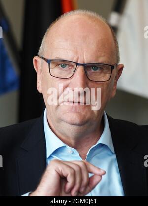 Potsdam, Germania. 15 settembre 2021. Dietmar Woidke (SPD), Ministro Presidente del Brandeburgo, interviene durante l'intervista alla dpa. (A dpa 'Woidke difende le nuove luci di avvertimento Corona contro le critiche) credito: Soeren Stache/dpa-Zentralbild/dpa/Alamy Live News Foto Stock